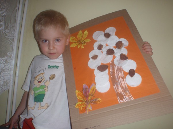 W czasie deszczu dzieci się nudzą Konrad 3,5 roku...i jego jedna z wielu prac wykonana w jesienne dni.\nMalowanie , wyklejanie i rysowanie  to jego hobby którym &quot;zaraził&quot; się od swojej starszej siostry :&#41;\n