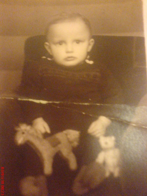 Mój tata Stefek ponad 60 lat temu Na tym zdjęciu mój tata miał roczek. Bardzo lubię to zdjęcie gdyż moja 6 miesięczna córeczka Zuzia  jest bardzo do niego podobna.