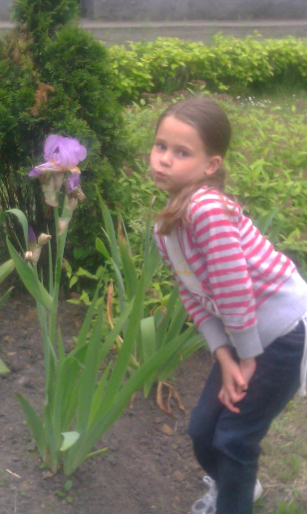  MARTYNKA Martynka przy kwiatku ,bo lubi przyrodę.
