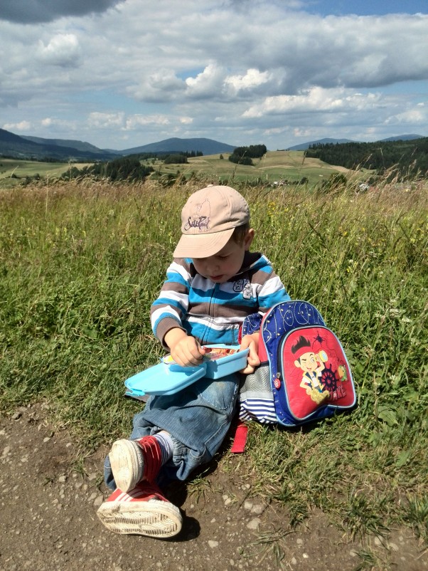 Ramadan na czerwonym szlaku w drodze na Maciejową Każda wyprawa piesza po górach wykańcza...\n\nKiedy jest chwila na oddech &#45; siły czas uzupełnić :&#41; i pojemniczek z prowiantem otworzyć:&#41;