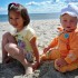 Powiew wiatru, morza szum i aksamitny piasek plaży...\nNiewiele trzeba by uszczęśliwić dzieci :&#41;