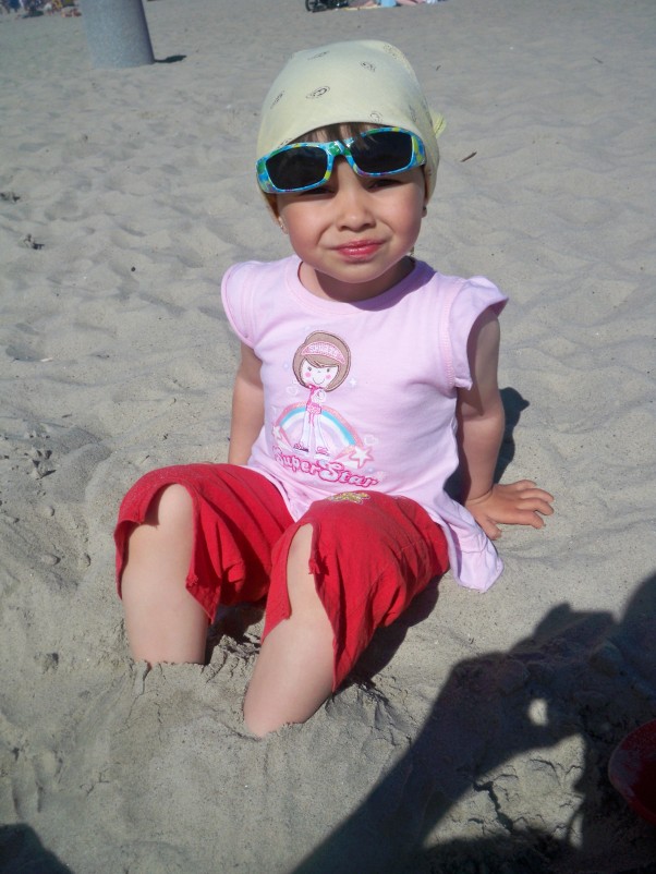 Aisha na plazy w Gdyni... Ochladzam sobie nogi w piasku...oj jak przyjemnie:&#41;