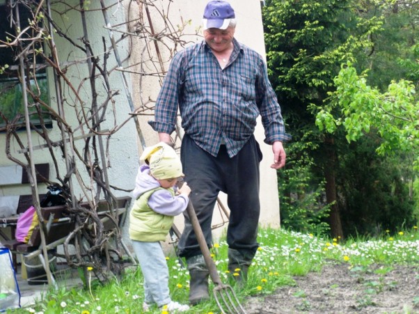 z Dziadkiem na działce... Ja jestem WNUCZKA pracująca i żadnej pracy się nie boję..:&#41;