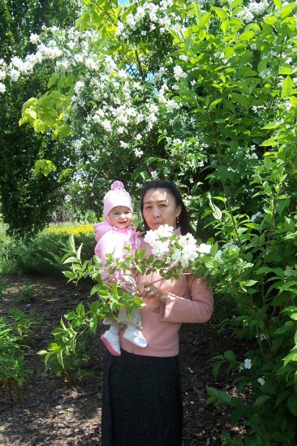 w letni dzień z Babcią, kiedy mała byłam.. Z babcią tego dnia do ogrodu botanicznego się wybrałyśmy...\nŚwietnie się bawiłam i dużo się śmiałyśmy..\nWśród pięknych roślinek razem stanęłyśmy..\nDo fotki dla mamy się uśmiechnęłyśmy:&#41;\nMoja babcia mieszka tysiące kilometrów stąd, \nLecz w tym roku wakacje spędzę właśnie z Nią:&#41;\n\n