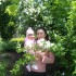 Z babcią tego dnia do ogrodu botanicznego się wybrałyśmy...\nŚwietnie się bawiłam i dużo się śmiałyśmy..\nWśród pięknych roślinek razem stanęłyśmy..\nDo fotki dla mamy się uśmiechnęłyśmy:&#41;\nMoja babcia mieszka tysiące kilometrów stąd, \nLecz w tym roku wakacje spędzę właśnie z Nią:&#41;\n\n