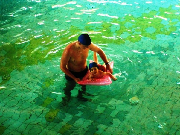 ...na basenie Aisha z wujkiem... pierwsze lekcje plywania dal mi moj wujek:&#41;