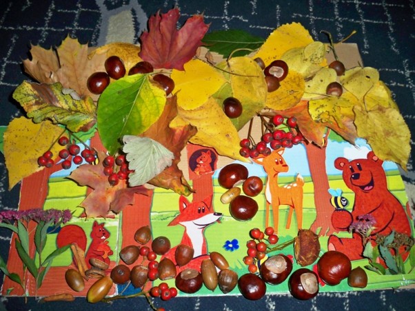 Ręką dziecka ułożone...pomysłowe i kolorowe:&#41; Pudełko ze zwierzątkami po pieluszkach mojego braciszka &#43; skarby jesieni &#40;kasztany, żołędzie, jarzebina i kolorowe liście&#41; = kompozycja jesiennego lasu ze zwierzątkami \nAISHA &#45; 4 lata