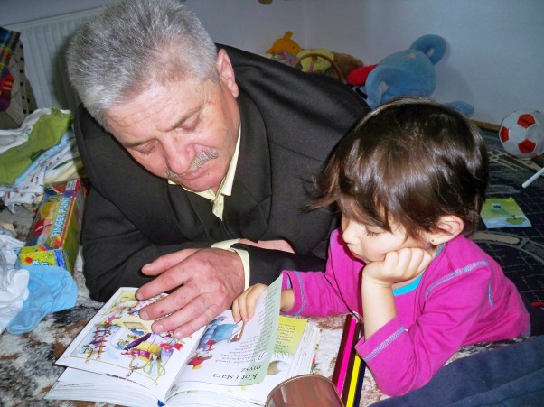 Dziadek czyta Aishy:&#41; Kiedy na dworze zimno i plucha...\nDziadek mi bajki czyta do ucha:&#41;