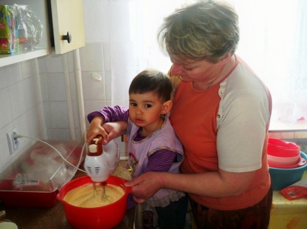 Aisha z babcią robią serniczek W kuchni zawsze pomagać babci lubię:&#41;\nPotem wypiekami naszymi się chlubię...\nTym razem serniczek na zimno z truskawkami w wykonaniu Aishy i Babci:&#41;