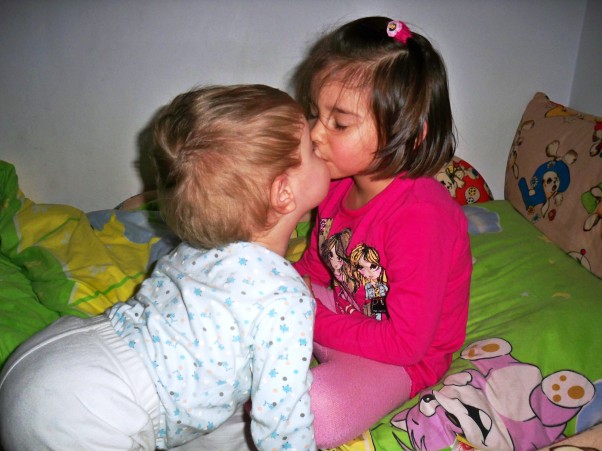 Miłość rodzeństwa:&#41; Mimo trzyletniej różnicy wieku, świetnie się rozumiemy i napewno bardzo kochamy:&#41;\nDaj mi buziaka siostrzyczko:&#41;\n\n&#45;Aisha &amp; Duduś&#45;