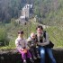 W drodze do EuropaParku zwiedzamy zamki bawarskie, te których jeszcze nie widzieliśmy...\nNa zdjęciu Aisha i Ramadan z mamą oraz położony w pięknej malowniczej dolinie zamek w Eltz &#40;Niemcy&#41; &#45; tata robił nam zdjęcie:&#41;\n\n