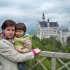 Jak pocztówka:&#41;\nAisha z mamą a w tle malowniczy zamek Neuschwanstein &#40;Niemcy&#41;...Jak zawsze tata robi nam zdjęcie:&#41;