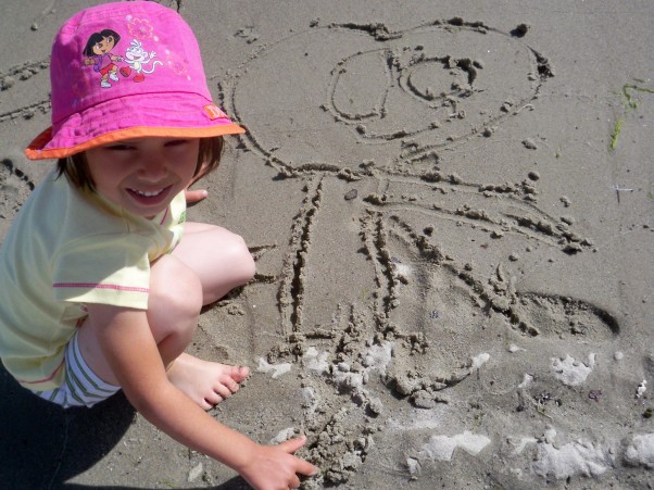 Palcem po plażowym piasku rysowane..:&#41; Na pytanie: \n&#45; Aishuś, a co przedstawia twój rysunek?\nAisha wskazująca na tatę:\n&#45; Mamo, to tatuś leżący na piasku, o tam...:&#41;&#41;&#41;