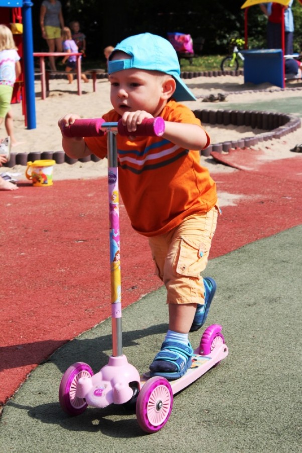 Z fotozbioru: WAKACJE Ramadan i jego pierwsz próba na hulajnodze...\nWyczekałem moment, gdy moja siostra odstawiła swoją hulajnogę..Skradłem się po cichu i przejąłem ster...Mój pierwszy raz był niemożliwy...Pełne skupienie, chwyt kierownicy, lewa noga utrzymuje równowagę, prawa odpycha i jedziemy...:&#41;&#41;