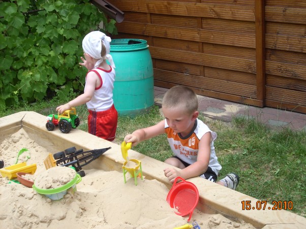 Zdjęcie zgłoszone na konkurs eBobas.pl Co prawda nie jest to plaża ale w piaskownicy też można się świetnie bawić, zwłaszcza w miłym towarzystwie :&#41;