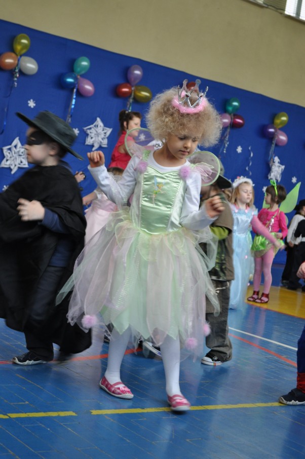 Oliwka lat 5 karnawałowo Księżniczka Oliwka cały przedszkolny bal bawiła się  wyśmienicie, to urodzona tancerka :&#41;