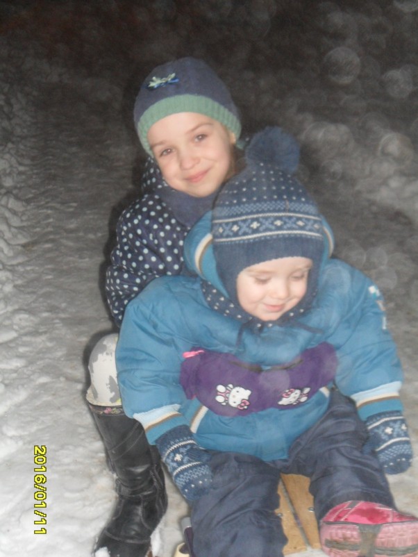 Zdjęcie zgłoszone na konkurs eBobas.pl Zimą lepimy bałwanki,\n\nczęsto chodzimy na sanki.\n\nA gdy śnieżek prószy,\n\nZimno nam jest w uszy.\n\nCiepłe kurtki zakładamy,\n\nI do zimowej zabawy ruszamy.