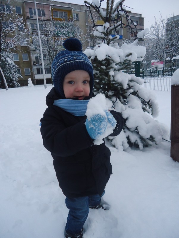 Zdjęcie zgłoszone na konkurs eBobas.pl Śniegu wszędzie napadało więc ulepię bałwanka:&#41;:&#41;