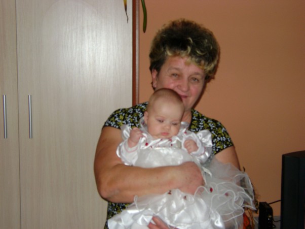 Chrzciny Natalki:&#41; Nasza jedna z najpiękniejszych chwil w życiu. Jestem z babcią Danusią którą bardzo kocham.Babcia bardzo rozpieszcza i kocha swoją wnuczusię:&#41;:&#41;