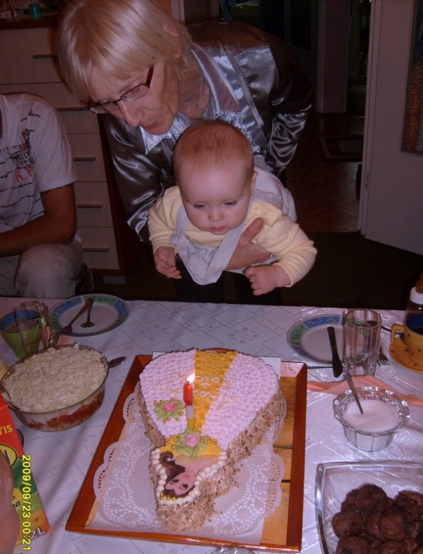 mój pierwszy roczek z babcią:&#41; Tutaj jestem z moją drugą babcią Jadzią którą bardzo kocham. Mam dwie najwspanialsze babcie na świecie które mnie bardzo rozpieszczają i kochają :&#41;:&#41;
