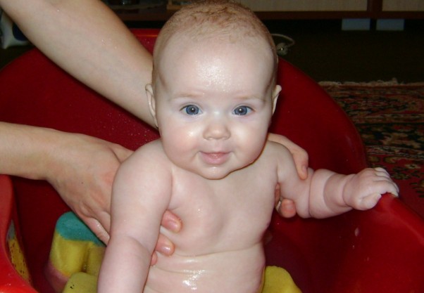 Zdjęcie zgłoszone na konkurs eBobas.pl Natalka uwielbia kąpiel. Tutaj jak była jeszcze malutka:&#41;:&#41;
