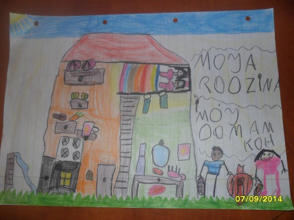 Zdjęcie zgłoszone na konkurs eBobas.pl Natalka 6 lat:&#41;\nCórcia narysowała swój rodzinny dom od wewnątrz oraz mamę, tatę, siebie i kuzynkę Zuzię która była na wakacjach:&#41; Malutkiego braciszka nie narysowała jeszcze bo był w brzuszku:&#41;:&#41;