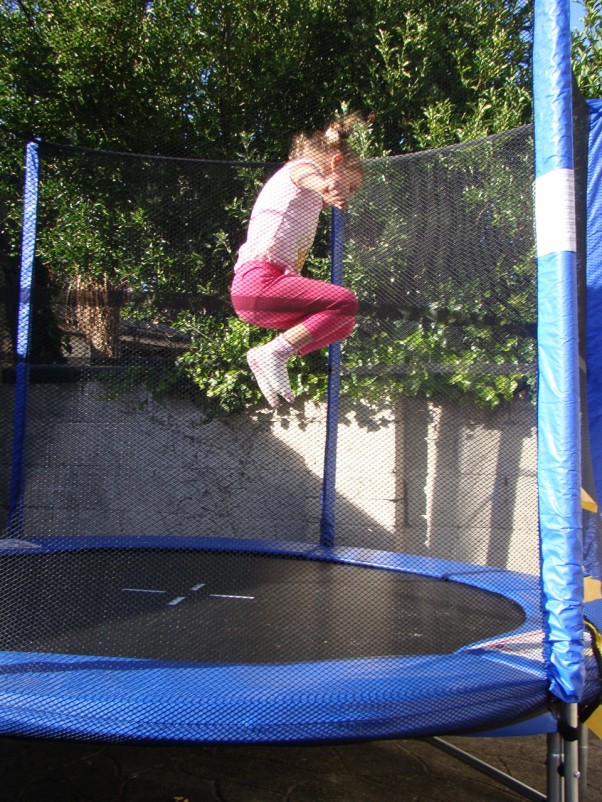 Ala na trampolinie :&#41; Dotkne nieba!!!