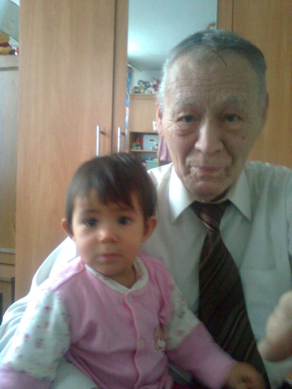 Alicja z najlepszym dziadkiem na swiecie. kocham mojego dziadzia.
