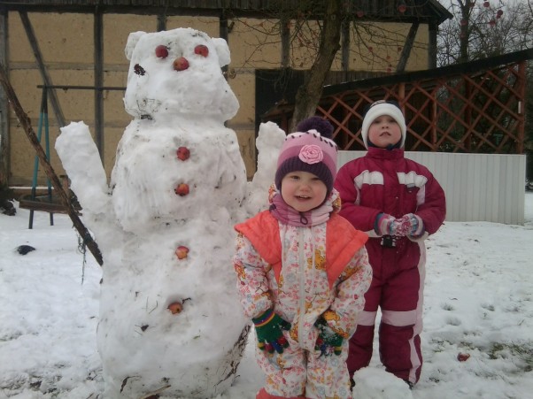 Zdjęcie zgłoszone na konkurs eBobas.pl Zuzia , Hania i śnieżny miś