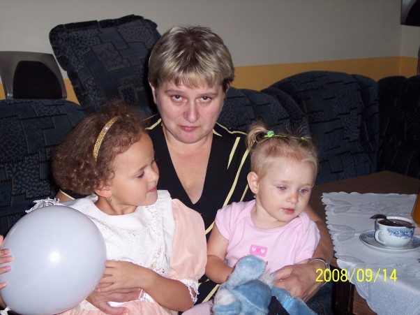 Babcia Bożenka z wnuczkami Emilką i Mają Zdjęcie zrobione podczas urodzin Emilki, mljej córeczki.