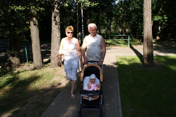 Zdjęcie zgłoszone na konkurs eBobas.pl z babcią i dziadkiem na spacerku