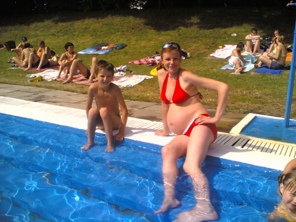 Zdjęcie zgłoszone na konkurs eBobas.pl Sesja zdjęciowa na basenie&#45;małomiasteczkowa społeczność nie pochwalała widoku pływających kobiet w ciąży,ale my się nie daliśmy!!!Za rok okazało się,że przetarliśmy szlak innym kobietą przy nadziei:&#41;\nCIĄŻA TO NIE CHOROBA!!!