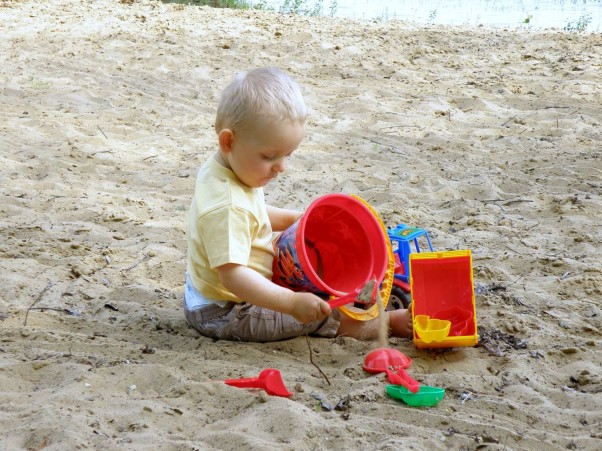 Zdjęcie zgłoszone na konkurs eBobas.pl Zabawa nad wodą.Budujemy zamek