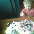 Zosia w dniu swoich drugich urodzin dzieli torcikiem gości.Torcik upiekłam na życzenie mojej córci.Jej pomysł na urodzinowy tort to prawdziwe wyzwaniem dla mnie.Na szczęście jakoś się udało.