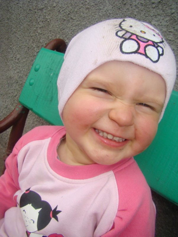 Zdjęcie zgłoszone na konkurs eBobas.pl Nasz mały brudasek po całym dniu na wsi u babci.\nZmęczona ale szczęśliwa i uśmiechnięta od ucha do ucha.