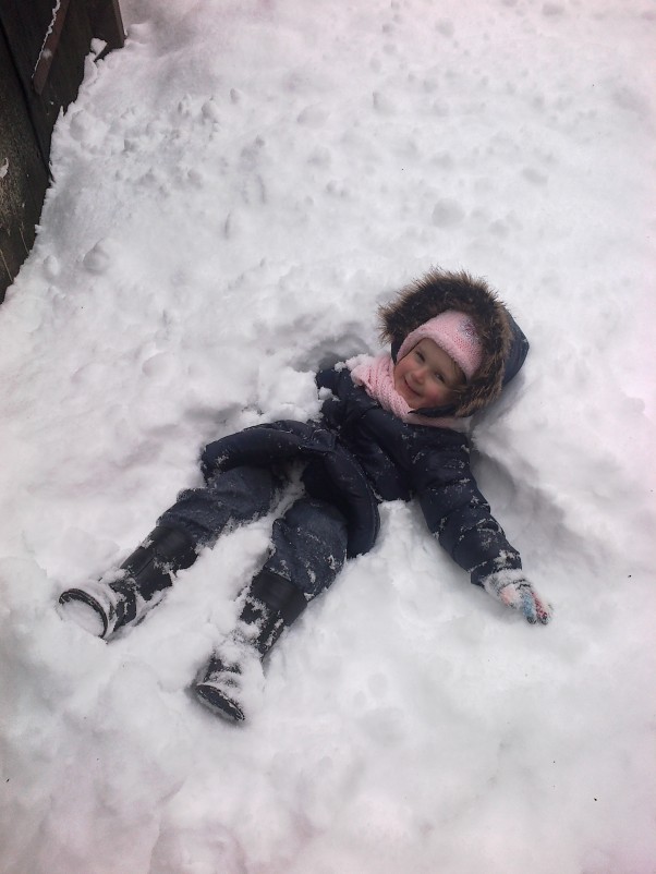 Zdjęcie zgłoszone na konkurs eBobas.pl Zosia i jej tegoroczne harce na śniegu.Moja córcia tak bardzo kocha śnieg,że nie przepuści żadnej zaspy śnieżnej.Prosi,żeby ją wrzucić w śnieg i tak robi aniołki.Tym razem zaspa pokonała ją i oto rezultat.\n