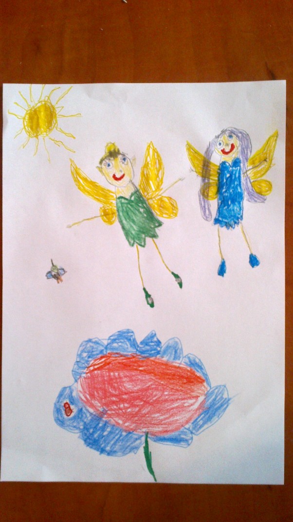 Zosia 4latka Zafascynowana bajką o ,,Dzwoneczku,, Zosia narysowała swoje ulubione bohaterki.