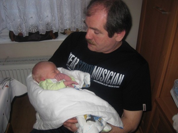Zdjęcie zgłoszone na konkurs eBobas.pl W objęciach dziadka miałem 4 dni :&#41; a już mnie tak mocno pokochał :&#41;&#41; a ja GO :*
