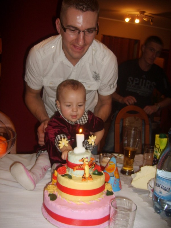Oleńka i pierwsze urodzinki Torcik Oleńki ,Tatuś sam zrobił dla swojej córeczki;&#41;