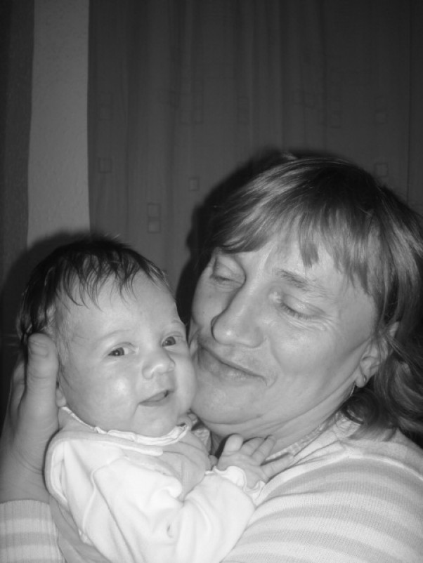 Zdjęcie zgłoszone na konkurs eBobas.pl Babciu kocham Cie i tęsknię za Tobą. Wiem, że jesteś daleko, ale mamusia i tatuś obiecali mi, że niedługo zabiorą mnie do Ciebie. Jestem taka szczęśliwa:&#41; Cieszę się, że poznam też moją drugą babcię i dziadków:&#41;