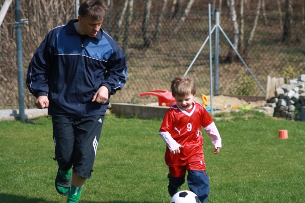 Zdjęcie zgłoszone na konkurs eBobas.pl Maciuś z tatą swoim najlepszym nauczycielem pasjonatem sportu.