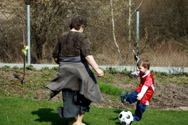 Maciek i babcia na sportowo. Nie ma to jak aktywna zabawa z babcią, wszyscy są zadowoleni, bo ruch to zdrowie.