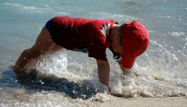 na morzem aktywnie1.jpg Na wakacjach tez trzeba ćwiczyć , nie ma to jak pompki w morzu, od razu woda dla ochłody.
