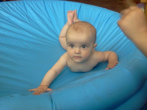 Ania Ania testująca basen