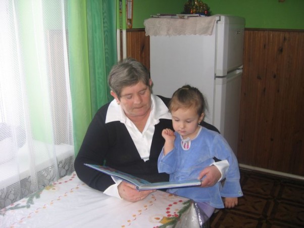 Zdjęcie zgłoszone na konkurs eBobas.pl Nasza babcia zawsze znajdzie czas dla wszystkich swoich wnucząt. 