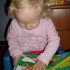 Marta uwielbia czytać książeczki, pochłaniają ją bez reszty. W końcu ma już niecałe 2 latka.