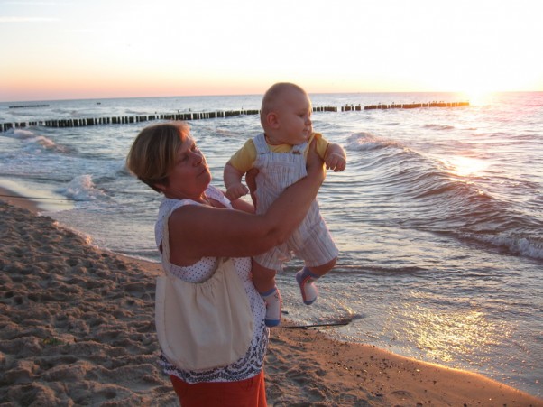 Mateuszek pierwszy raz nad morzem Wieczorny spacerek z babcią :&#41;