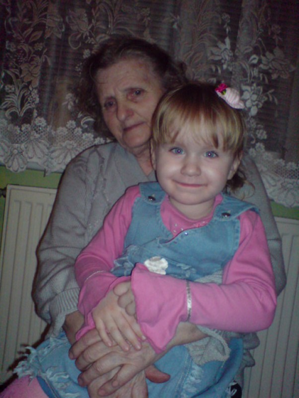 Zdjęcie z moją babcią:&gt; Kochana babciu dziękuję Ci za to że jesteś przy mnie i mam na kogo mówic babciu, uczysz mnie nowych rzeczy i sprawiasz że mam uśmiech na twarzy\n\n^^^ dziękuję Ci Karolina^^^
