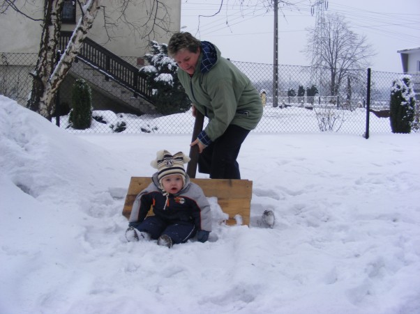 Zima 2010 Pomagam babci odśnieżać podwórko:&#41;