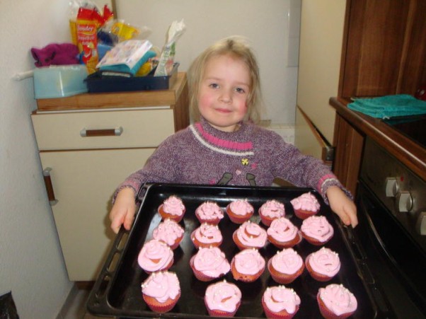 pomoc w kuchni  5letnia wanesa lubi pomagac przty wypiekach ciasteczek